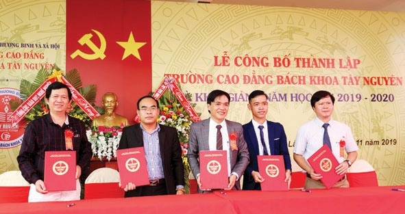 Lãnh đạo Trường Cao đẳng Bách khoa Tây Nguyên  ký hợp tác đào tạo lao động với các doanh nghiệp.