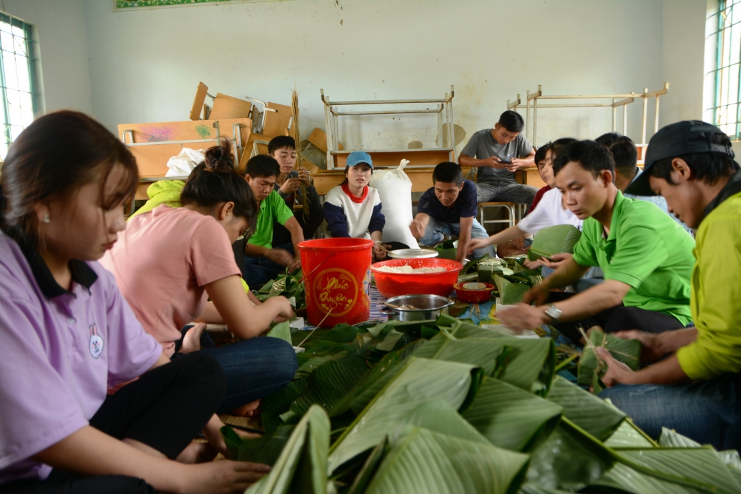 Tình nguyện viên nhóm thiện nguyện Vòng tay yêu thương gói bánh chương tặng học sinh nghèo  ở điểm trường thôn 9, Trường Tiểu học Lê Quý Đôn, xã Cư Króa, huyện M'Đrắk