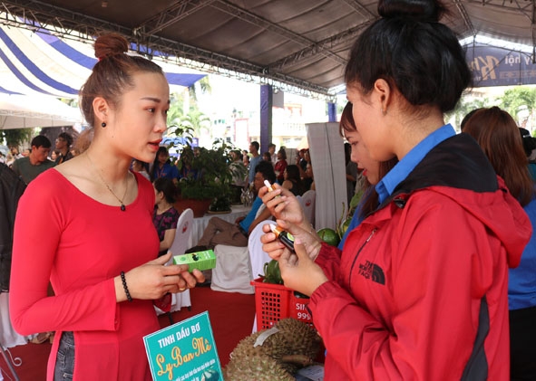Chị Ly (bên trái) giới thiệu sản phẩm với khách tham quan 