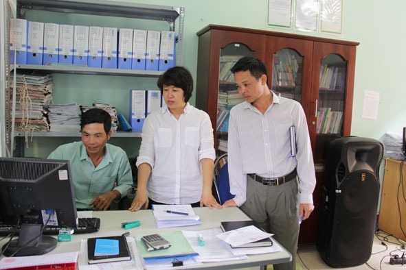 Cán bộ Đoàn công tác Sở Nội vụ kiểm tra kết quả cải cách hành chính năm 2019  tại huyện Krông Bông.