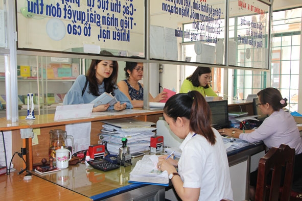 Người dân làm thủ tục hành chính tại UBND phường Ea Tam, TP. Buôn Ma Thuột.