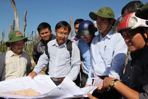 Chủ tịch UBND tỉnh Phạm Ngọc Nghị (thứ hai từ phải sang) và lãnh đạo các sở, ngành trong chuyến thị sát khu vực triển khai Hồ thủy lợi Ea H’leo 1 