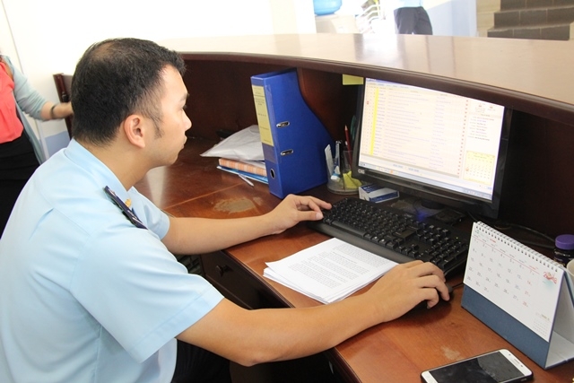 Cán bộ Cục Hải quan tỉnh Đắk Lắk kiểm tra tờ khai của doanh nghiệp trên hệ thống ngành