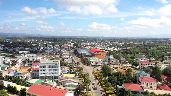 Trung tâm huyện Ea Kar ngày càng hiện đại.