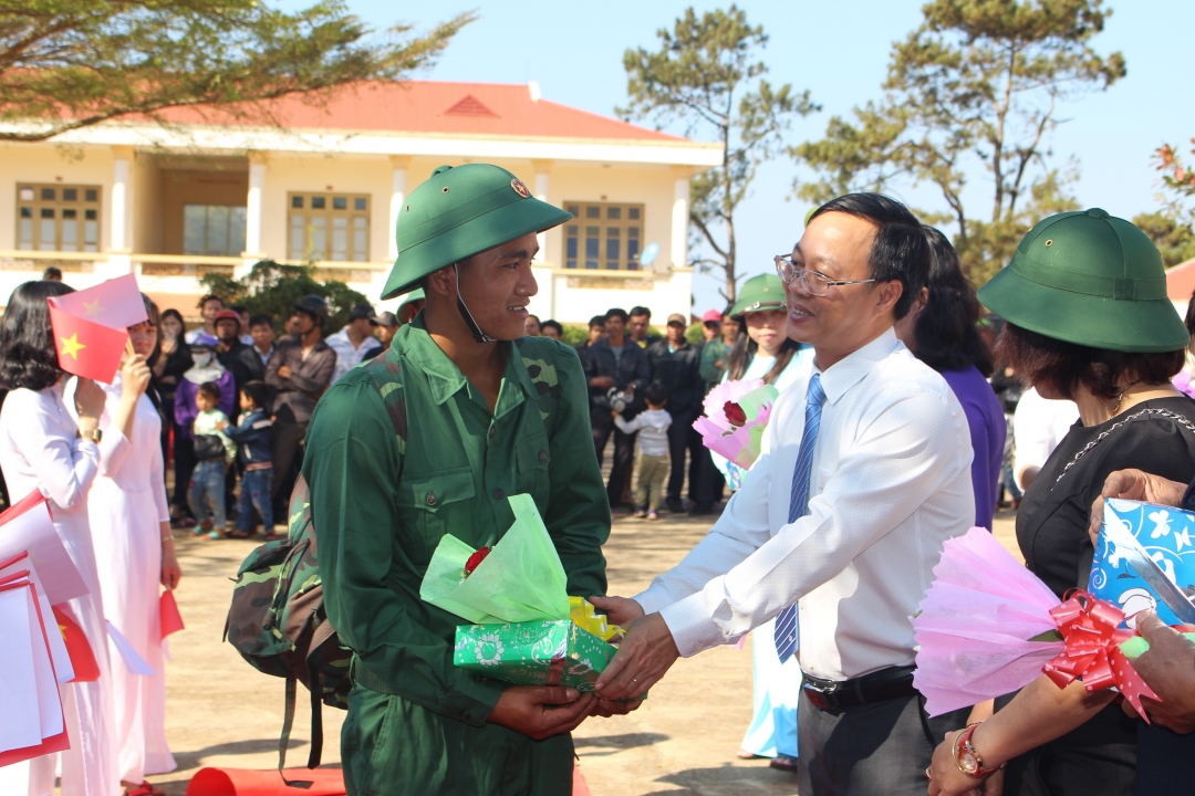 Bí thư Huyện ủy Krông Búk Huỳnh Chiến Thắng tặng hoa và quà động viên tân binh lên đường nhập ngũ. 
