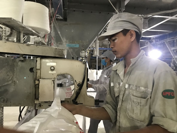 Công nhân Công ty TNHH Thương mại  Khánh Dương Đắk Lắk tại dây chuyền đóng bao  sản phẩm tinh bột sắn.