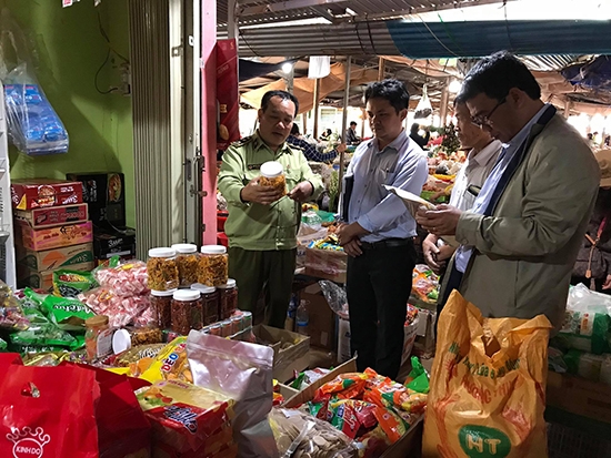 Đoàn công tác khảo sát tình hình chuẩn bị hàng hóa tại chợ xã Ea Hiao (huyện Ea H'leo)