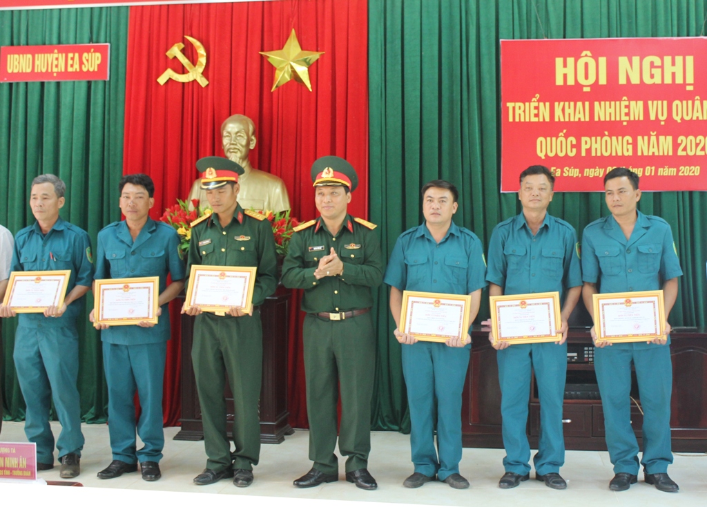 Thượng tá Hoàng Công Sự, Chỉ huy trưởng Ban CHQS huyện trao danh hiệu Đơn vị tiên tiến cho các tập thể đạt thành tích tốt trong phong trào 