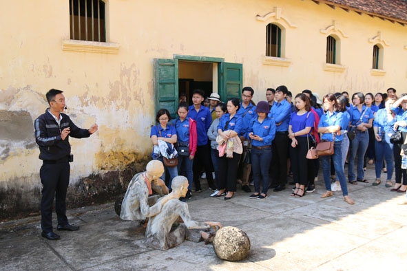 Những hình ảnh đàn áp, tra tấn tàn bạo được phục dựng lại tại Nhà đày Buôn Ma Thuột. 