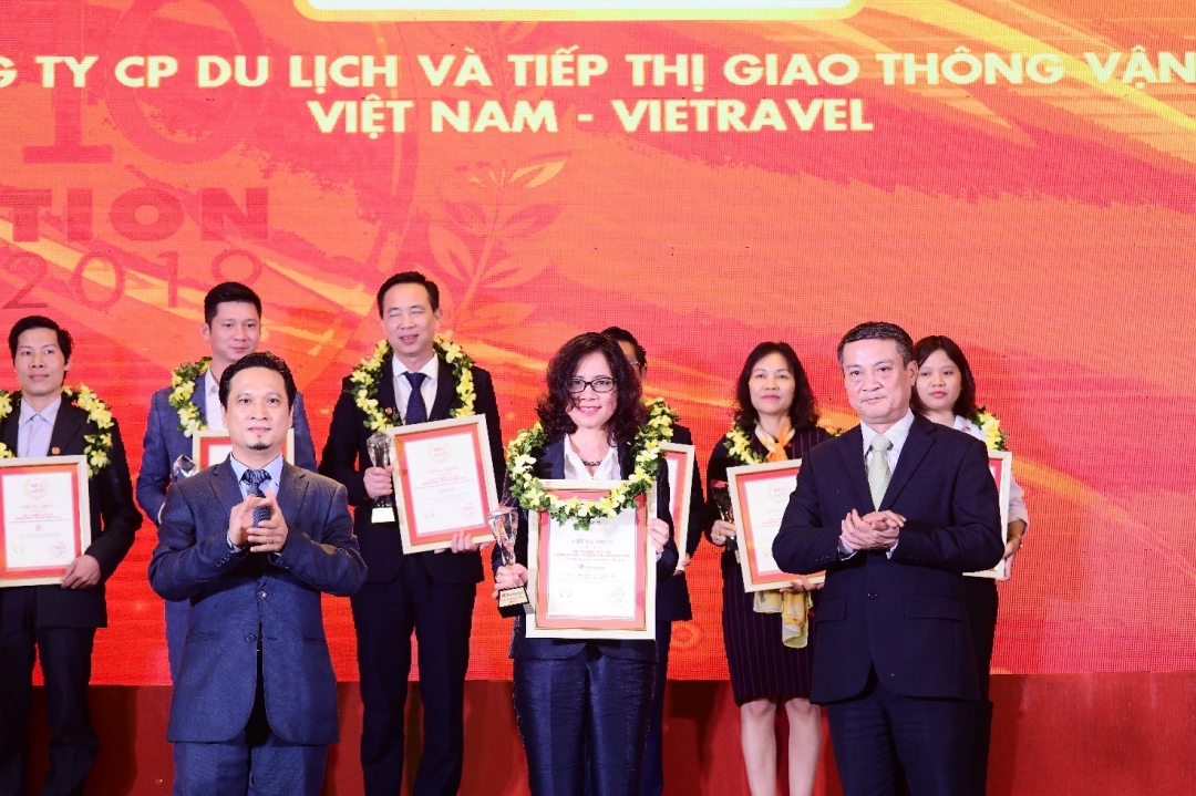 Bà Nguyễn Lê Hương, Phó tổng giám đốc Công ty du lịch Vietravel nhận giải thưởng Top 10 Công ty Du lịch - Lữ hành uy tín.