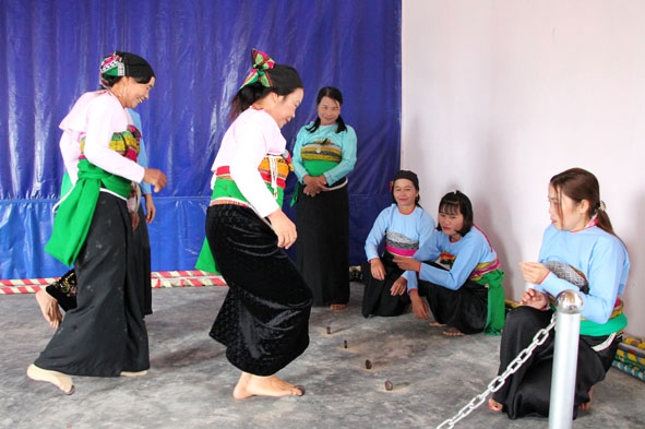 Đánh mắng là trò chơi dân gian được người Mường thể hiện trong các dịp lễ hội.