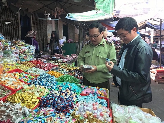 Đoàn công tác kiêmr tra hàng hóa bày bán tại chợ Quảng Phú