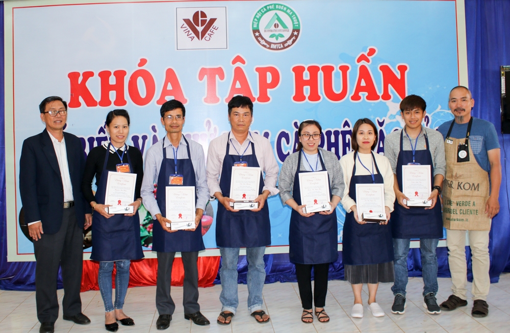 Trao giấy chứng nhận hoàn thành khóa học cho các học viên