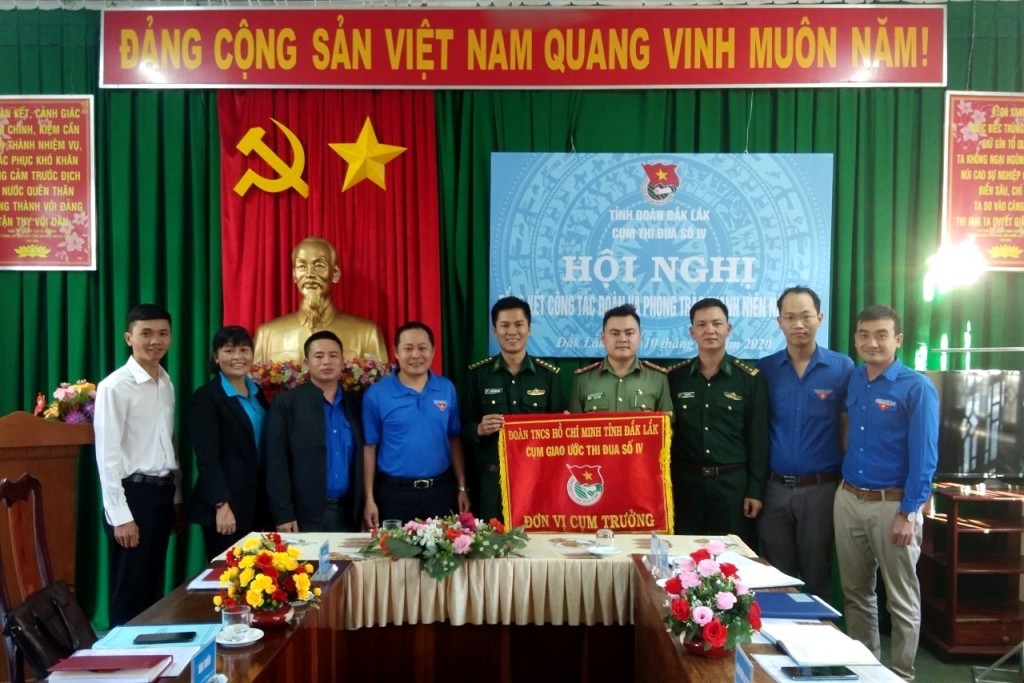 Đại diện Đoàn thanh niên Bộ đội Biên phòng tỉnh bàn giao Cụm trưởng năm 2020 cho Đoàn thanh niên Công an tỉnh