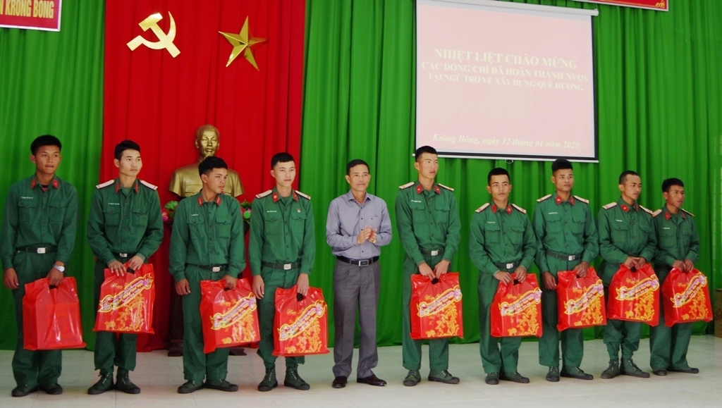 Lãnh đạo huyện Krông Bông trao quà tặng các quân nhân hoàn thành nghĩa vụ quân sự tại ngũ
