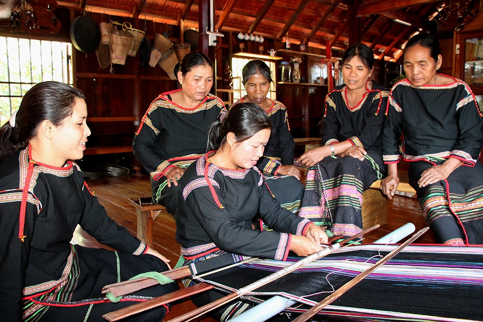 Phụ nữ người dân tộc thiểu số  xã Cư Huê bên khung dệt.