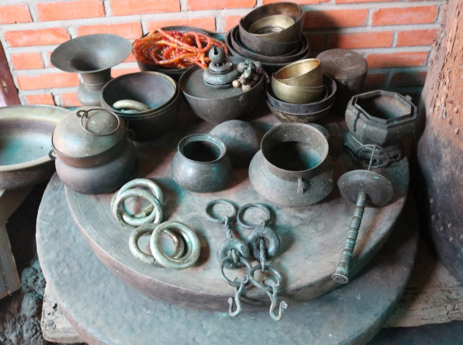 Anh Toản và những đồ vật sưu tầm được.