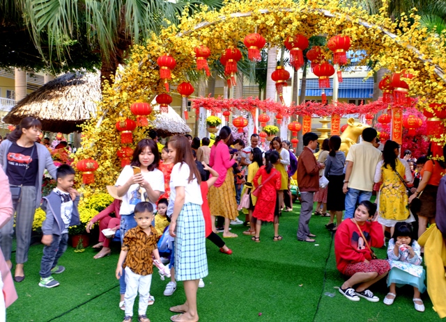Hội chợ với nhiều gian hàng, khu vực được trang trí rực rỡ sắc Xuân