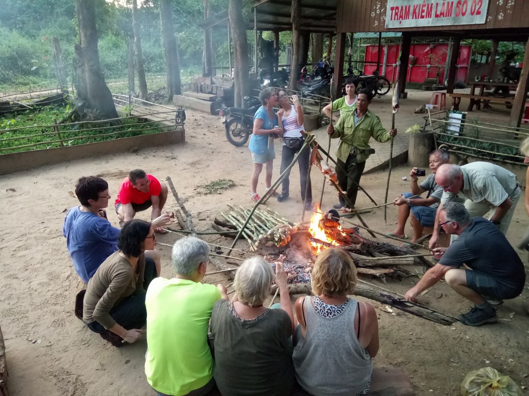 Du khách nước ngoài trải nghiệm ẩm thực truyền thống tại Vườn Quốc gia Yok Đôn.