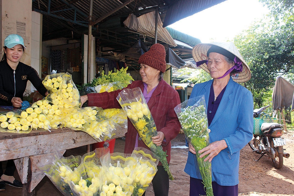 Hàng hoa thường thu hút người dân chọn mua dịp Tết. 