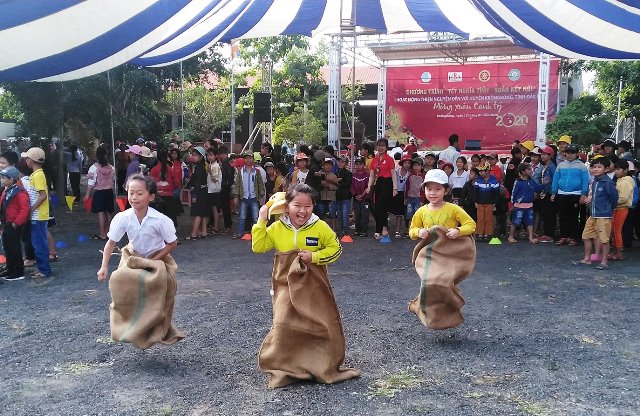 Các em thiếu nhi hào hứng tham gia các trò chơi tại Chương trình.