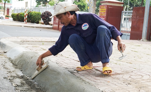 Các hoạt động chắp vá ổ gà, xây sửa lại vỉa hè cũng đang được gấp rút hoàn thành.