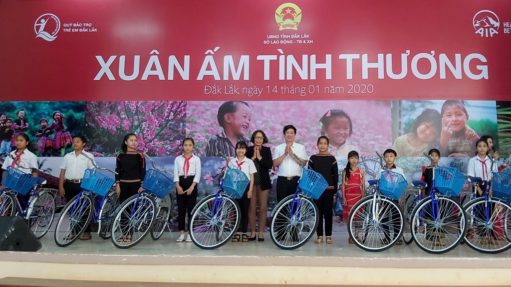 Các trẻ em có hoàn cảnh đặc biệt khó khăn vượt khó học giỏi được tặng xe đạp tại Chương trình Xuân ấm tình thương. 