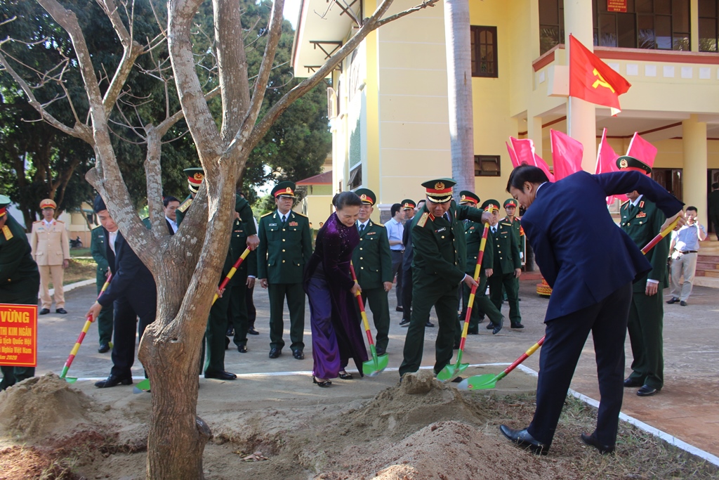 Đoàn công tác tham gia trồng cây lưu niệm trong khuôn viên Bộ Chỉ huy Quân sự tỉnh
