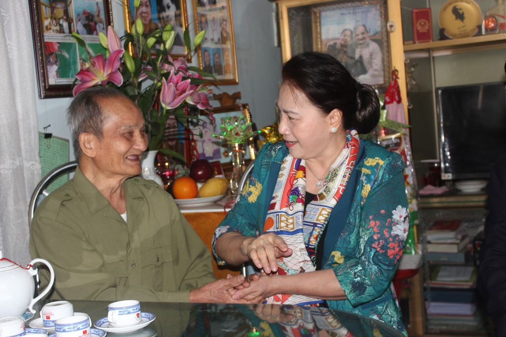 Chủ tịch Quốc hội Nguyễn Thị Kim Ngân ân cần thăm hỏi, chuyện trò cùng đồng chí Lê Chí Quyết