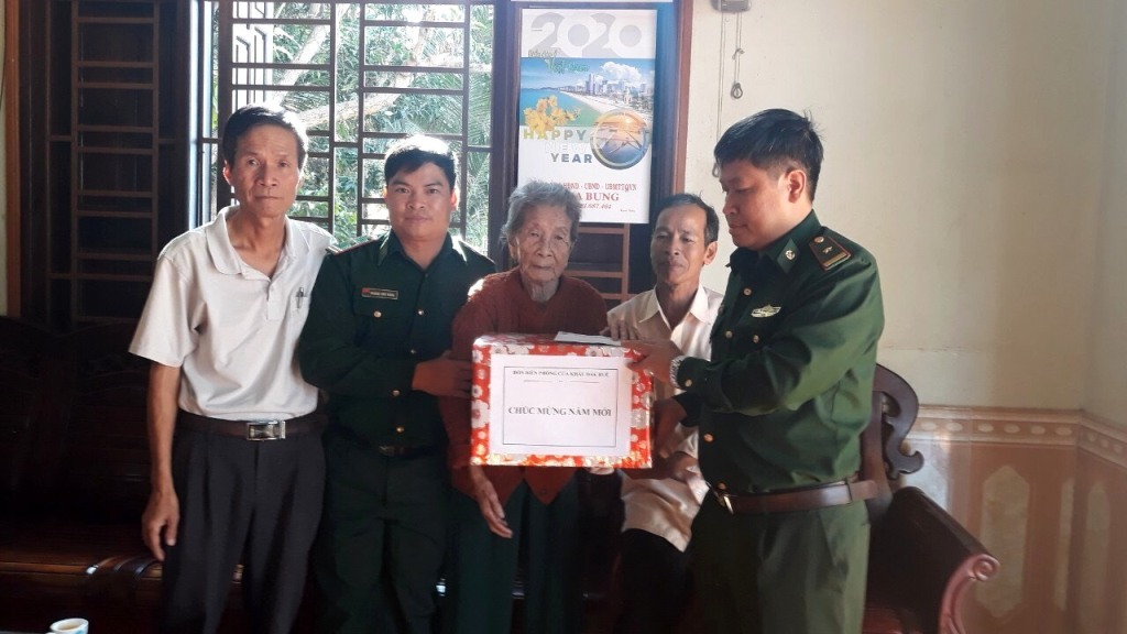 Lãnh đạo Đồn Biên phòng Cửa khẩu Đắk Ruê thăm hỏi, tặng quà Mẹ Việt Nam Anh hùng Dương Thị Liễu