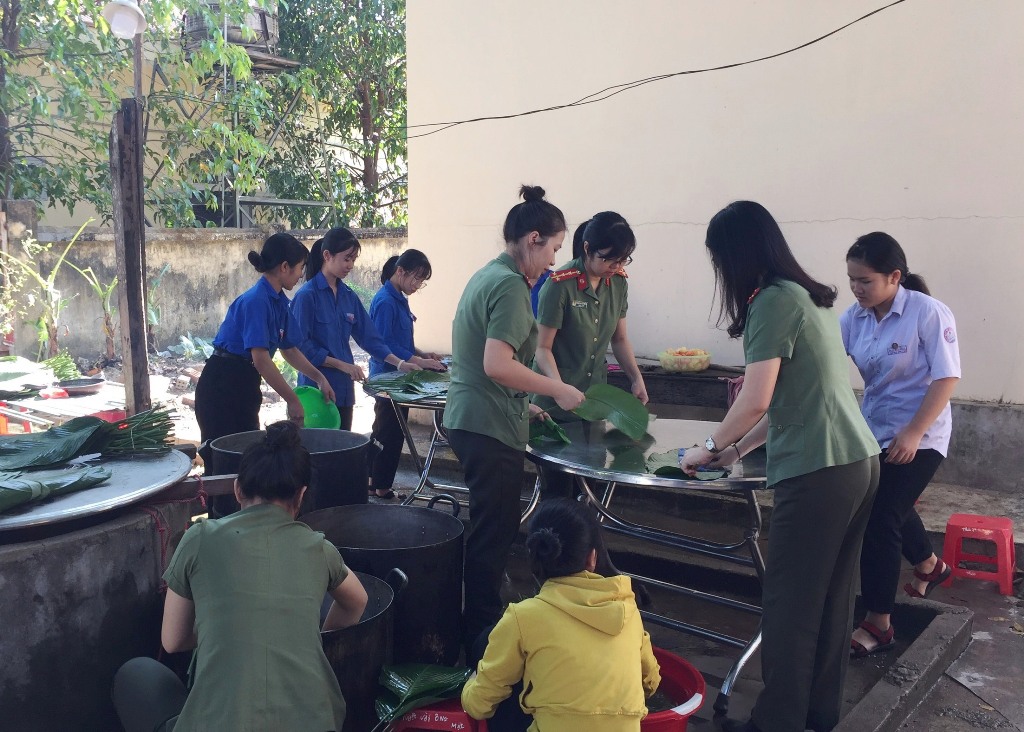 Đoàn viên, thanh niên các đơn vị tham gia gói bánh chưng xanh