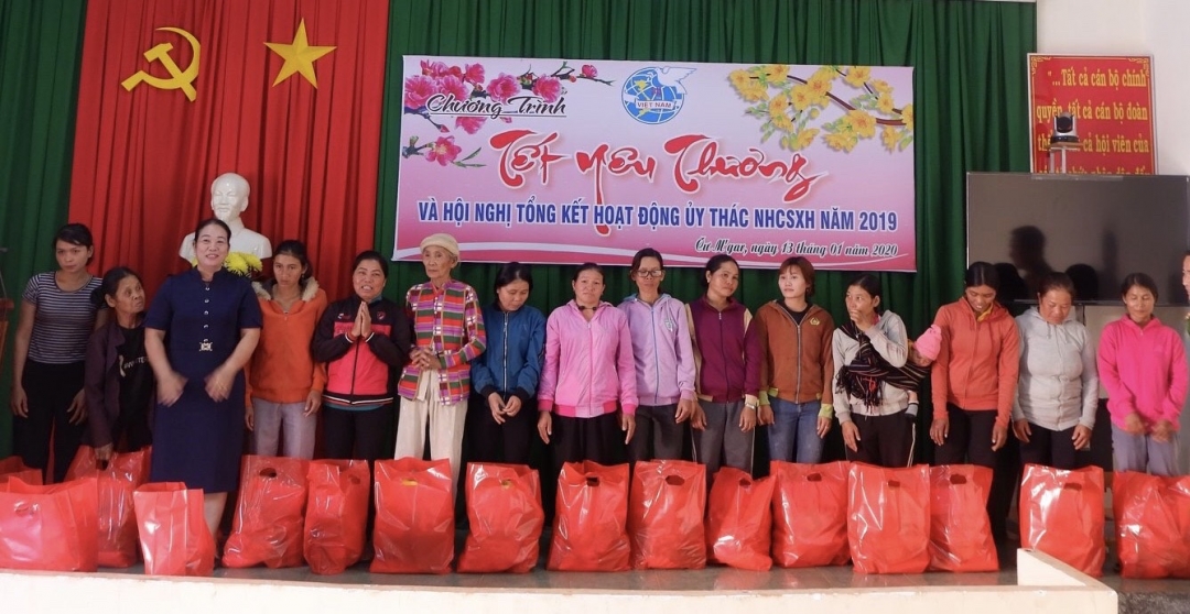 Tặng quà Tết cho 