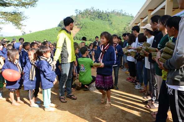 Tặng  bánh chưng  cho học sinh nghèo. 