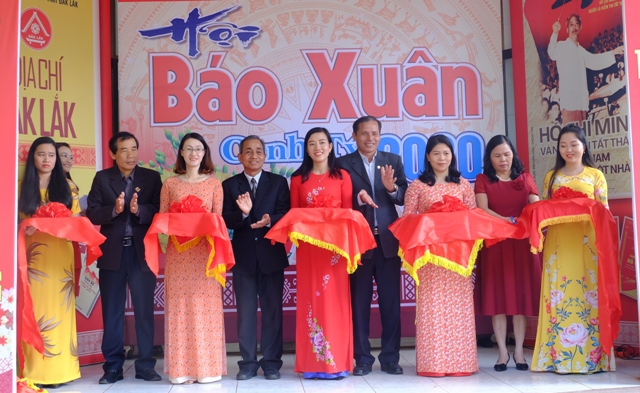 Các đại biểu cắt băng khai mạc Hội báo Xuân 2020