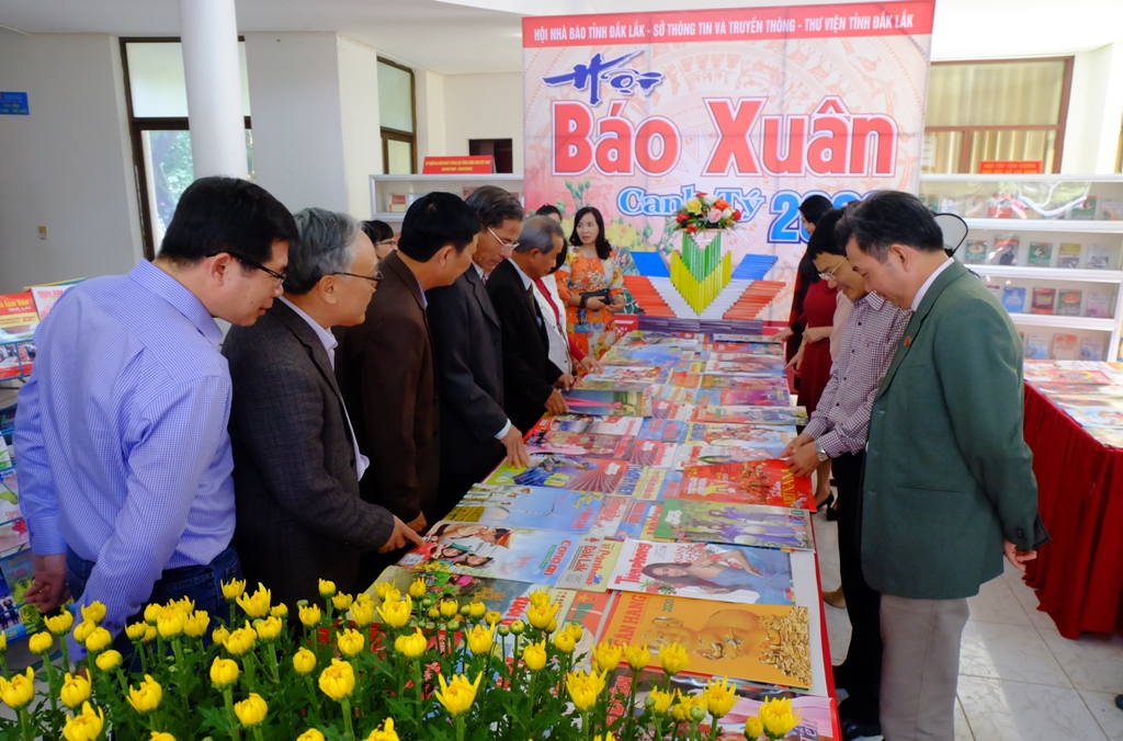 Các đại biểu tham quan 