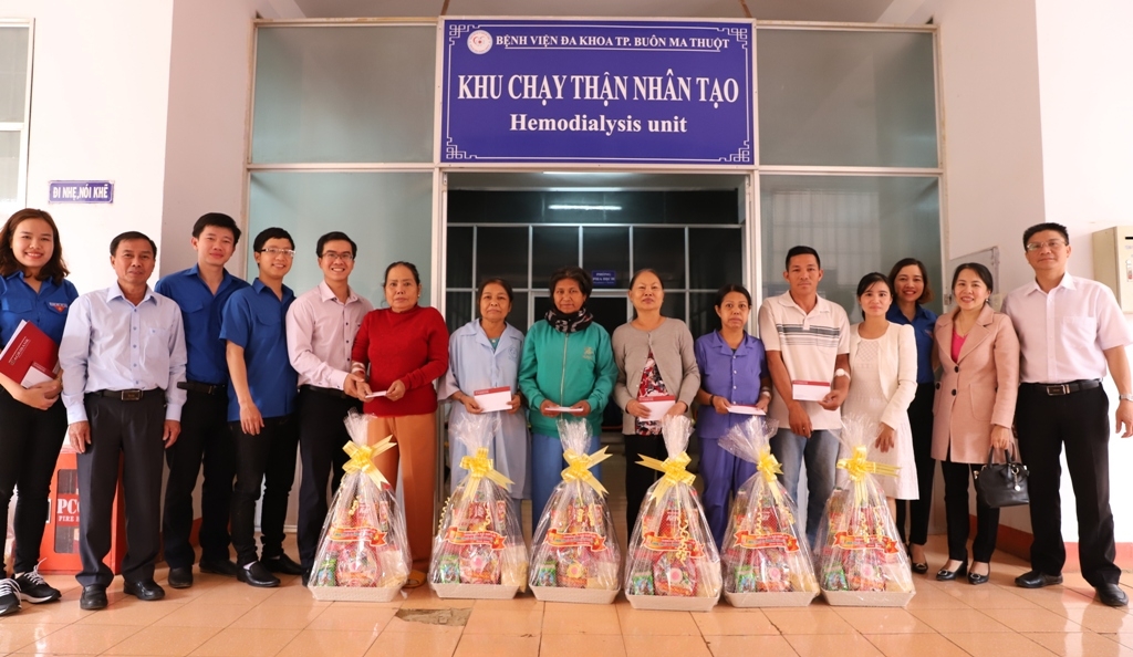 Chương trình “Tết yêu thương” tặng quà Tết cho bệnh nhân có hoàn cảnh khó khăn tại Bệnh viên Đa khoa TP. Buôn Ma Thuột