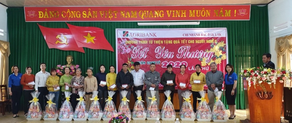 Các hộ gia đình khó khăn trên địa bàn TP. Buôn Ma Thuột nhận quà Tết từ Chương trình “Tết yêu thương”
