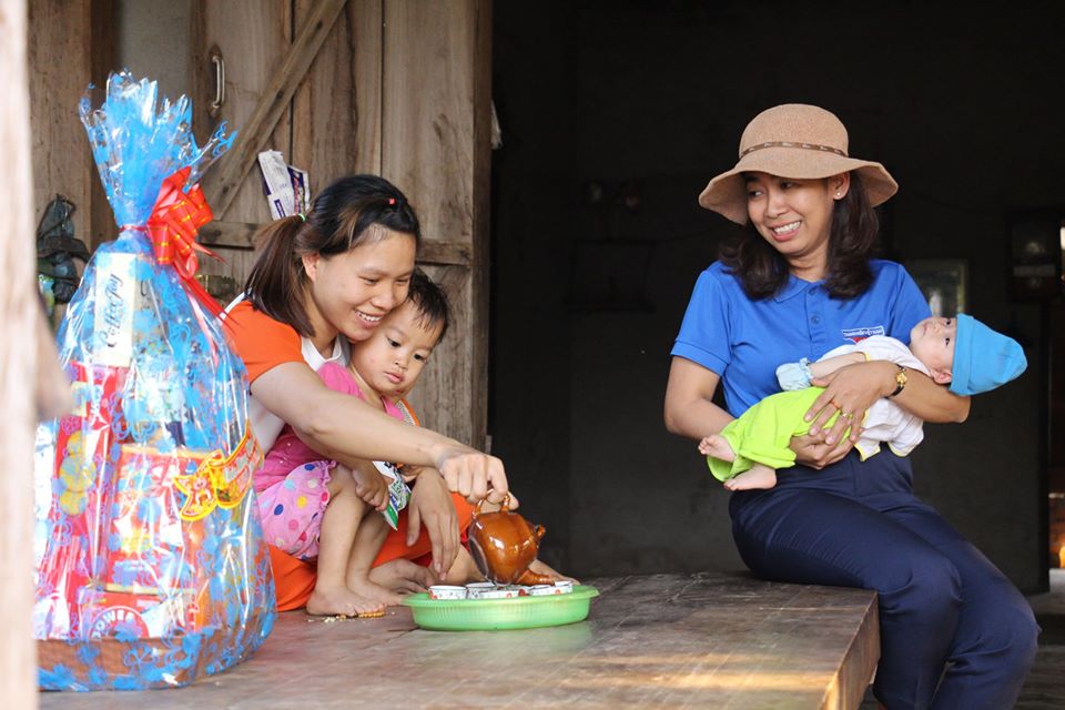 Hình 1: Tặng quà cho các gia đình có hoàn cảnh khó khăn