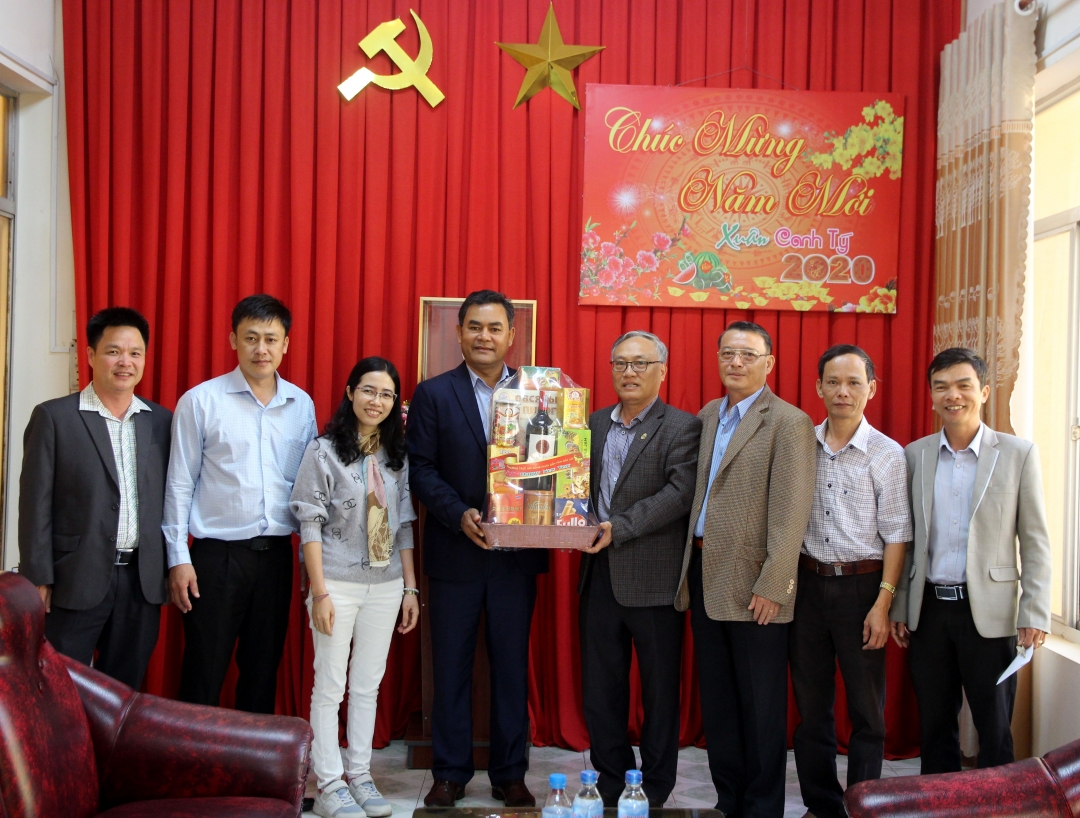 Đoàn đại biểu HĐND tỉnh thăm, chúc Tết và tặng quà Báo Đắk Lắk.
