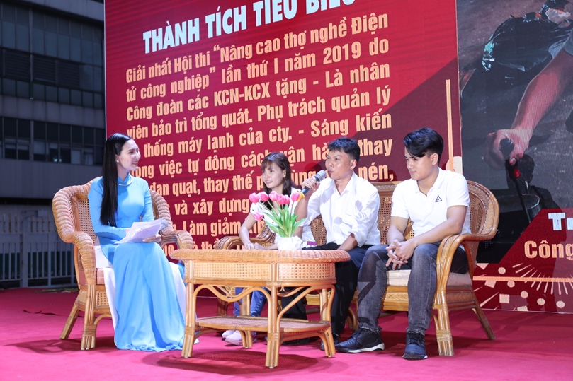 Người lao động tiêu biểu chia sẻ thành công trên sân khấu lễ trao vé “Về Nhà Ăn Tết”.