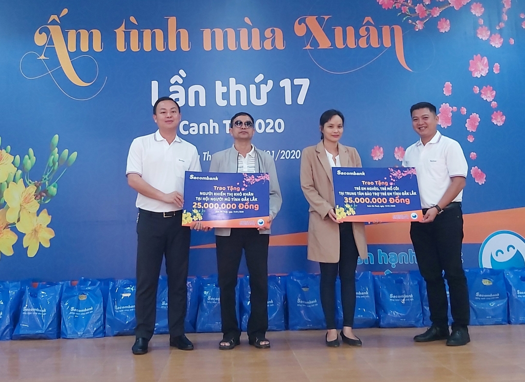 Đại diện Quỹ Bảo trợ trẻ em tỉnh và Hội người mù tỉnh nhận bảng tài trợ tương trưng từ Ngân hàng Sacombank. 
