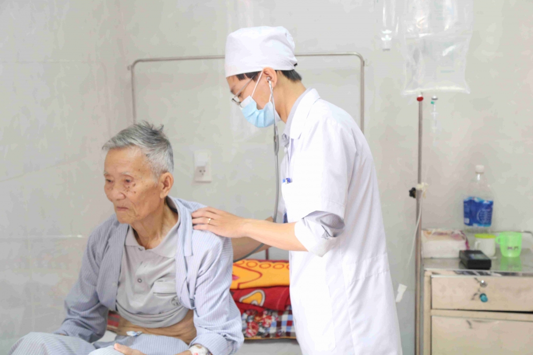 Thăm khám cho người bệnh điều trị nội trú tại BVĐK vùng Tây Nguyên