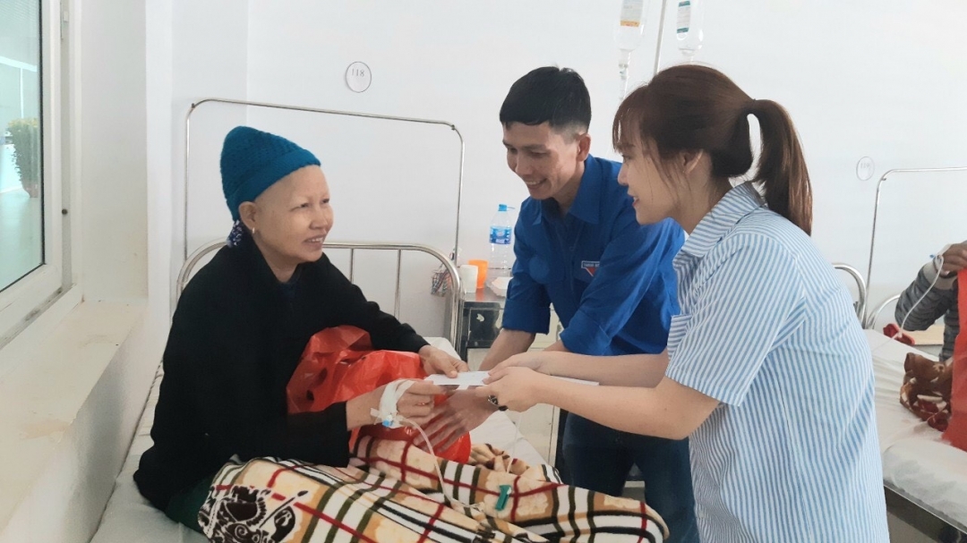 BVĐK vùng Tây Nguyên phối hợp với Đoàn thanh niên Báo Đắk Lắk tặng quà Tết cho bệnh nhân có hoàn cảnh khó khăn. 