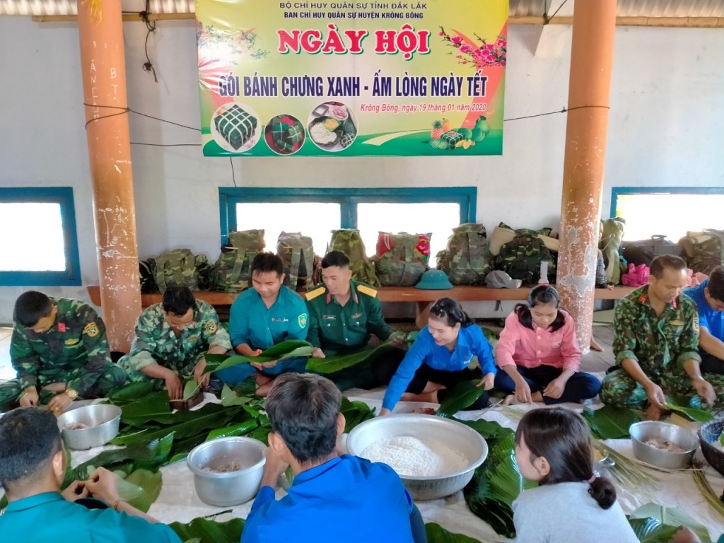 Cán bộ, chiến sĩ và đoàn viên, thanh niên tham gia gói bánh chưng xanh tặng bà con buôn Tar