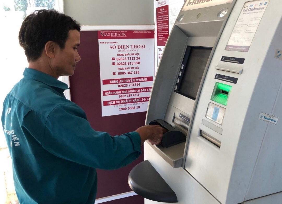 Khách hàng giao dịch tại Agribank Chi nhánh huyện M'Đrắk (Chi nhánh trực thuộc Agribank Đắk Lắk)