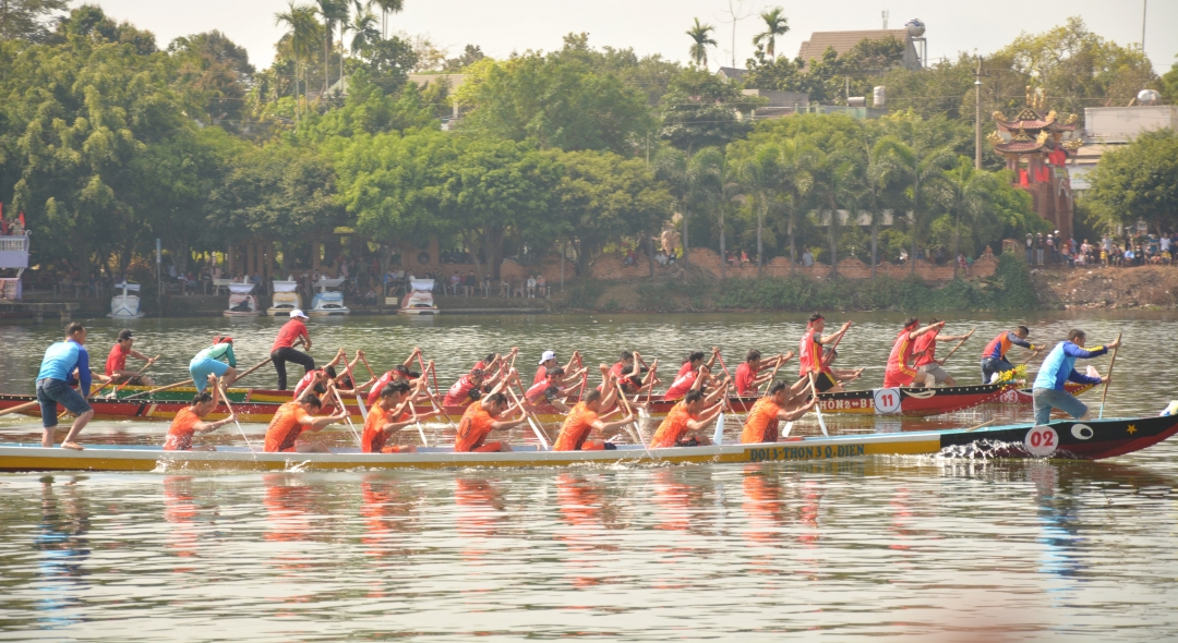 Các tay chèo dốc sức về đích.