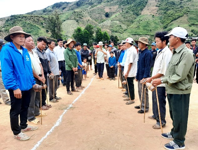 Hai đội cù chuẩn bị thi đấu.