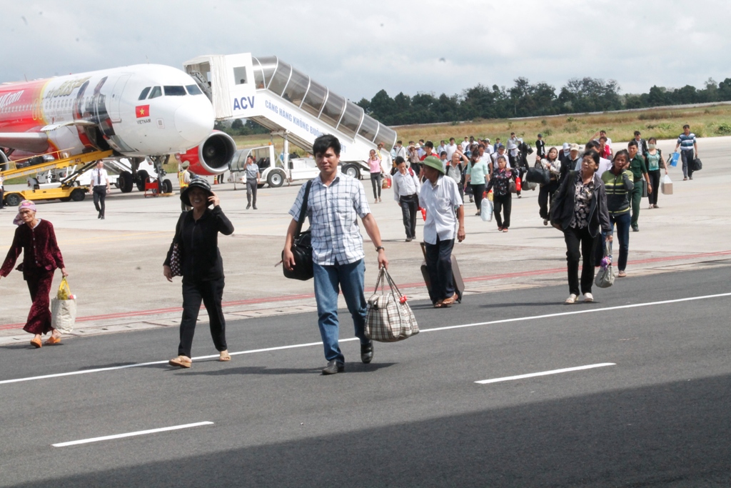 Khách xuống máy bay tại Sân bay Buôn Ma Thuột.