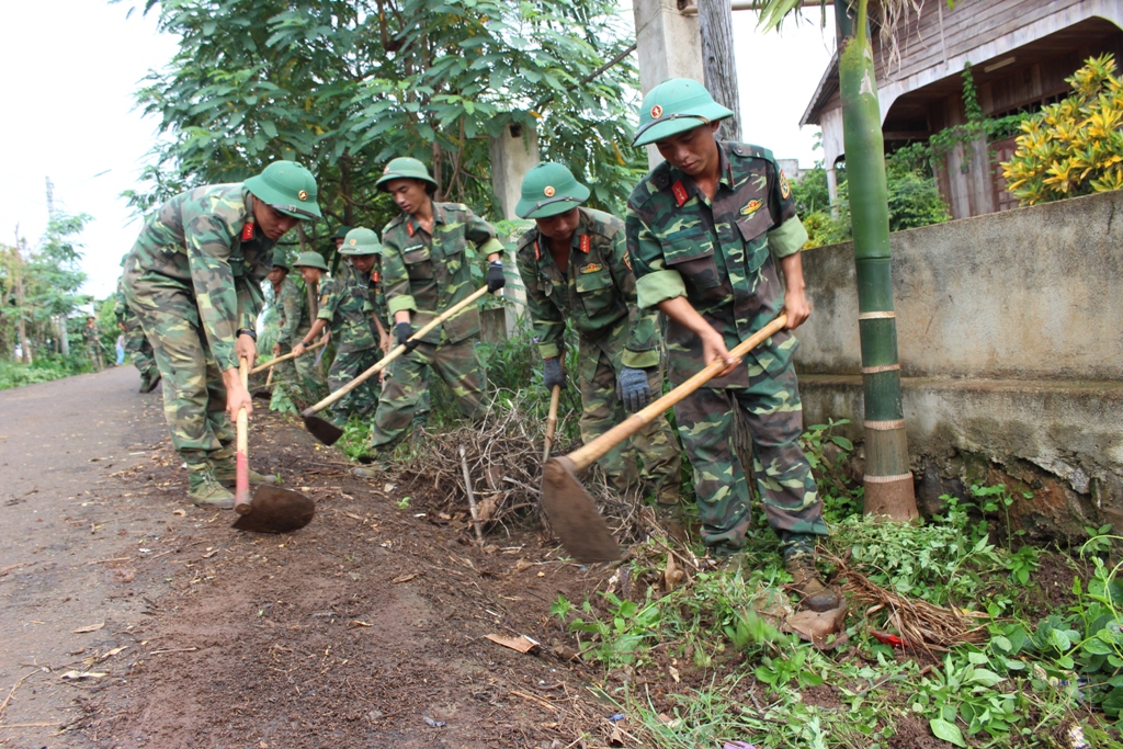 Chiến sĩ Tiểu đoàn 303 vệ sinh môi trường trên địa bàn xã Hòa Xuân, TP. Buôn Ma Thuột. 