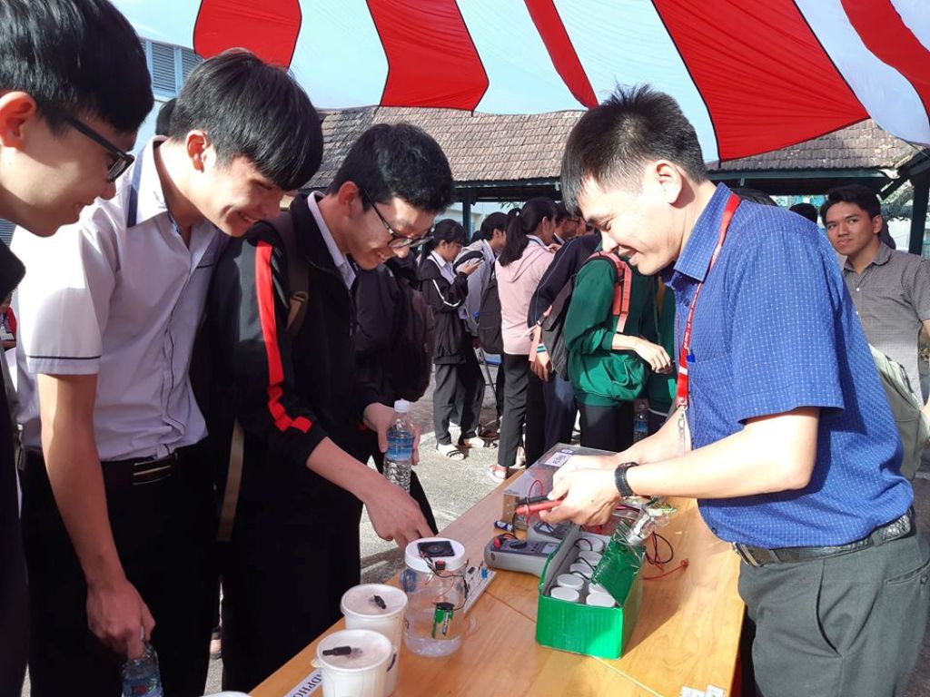 Học sinh Trường THPT Thực hành Cao Nguyên trải nghiệm sáng tạo pin. 